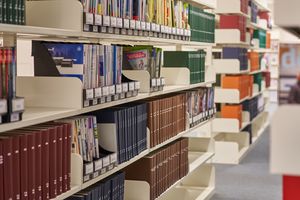 Blick in die Bibliothek: Regalreihen voll mit Schubern, in denen Zeitschriften stehen.