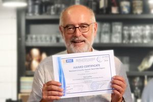 Prof. Dr. Yuri Luchko hält seine Urkunde für den Best Paper Award in den Händen 