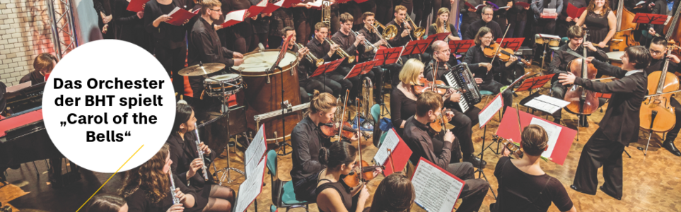 Gruppe von Musiker*innen mit Instrumenten