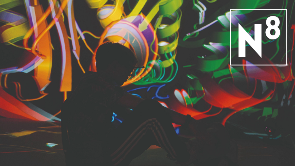 Schatten eines sitzenden Menschen mit VR-Brille vor bunter abstrakter Projektion, Text: Lange Nacht der Wissenschaften, 28. Juni 2025, 17-24 Uhr