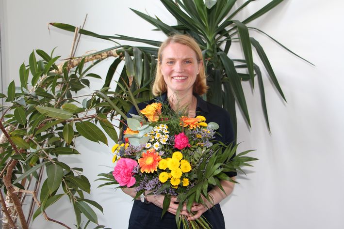 Prof. Dr. Carola Müller mit Blumenstrauß in der Hand
