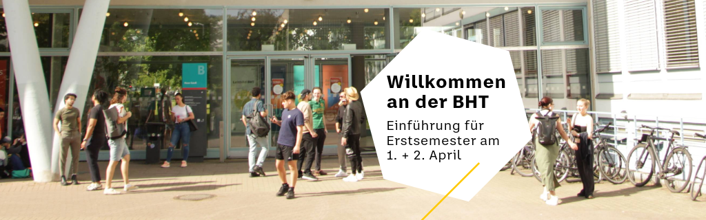 Studierende stehen vor dem Eingang des Hauses Gauß auf dem BHT-Campus. Text: Willkommen an der BHT. Einführung für Erstsemester am 1. + 2. April