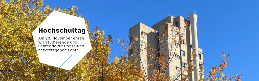 Text: Hochschultag. Am 20. November ehren wir Studierende und Lehrende für Preise und hervorragende Lehre. Im Hintergrund Baum mit Herbstlaub auf dem BHT-Campus