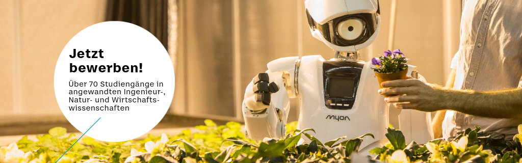 Ein Roboter steht vor vor vielen Pflanzen und bekommt einen Blumentopf angereicht