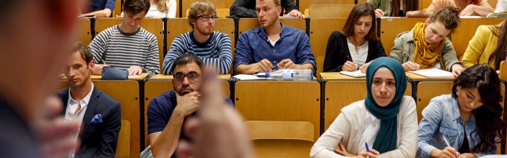 Hörsaal im Haus Bauwesen Blick in einen Hörsaal, auf drei Reihen, in denen mehrere junge Menschen sitzen.