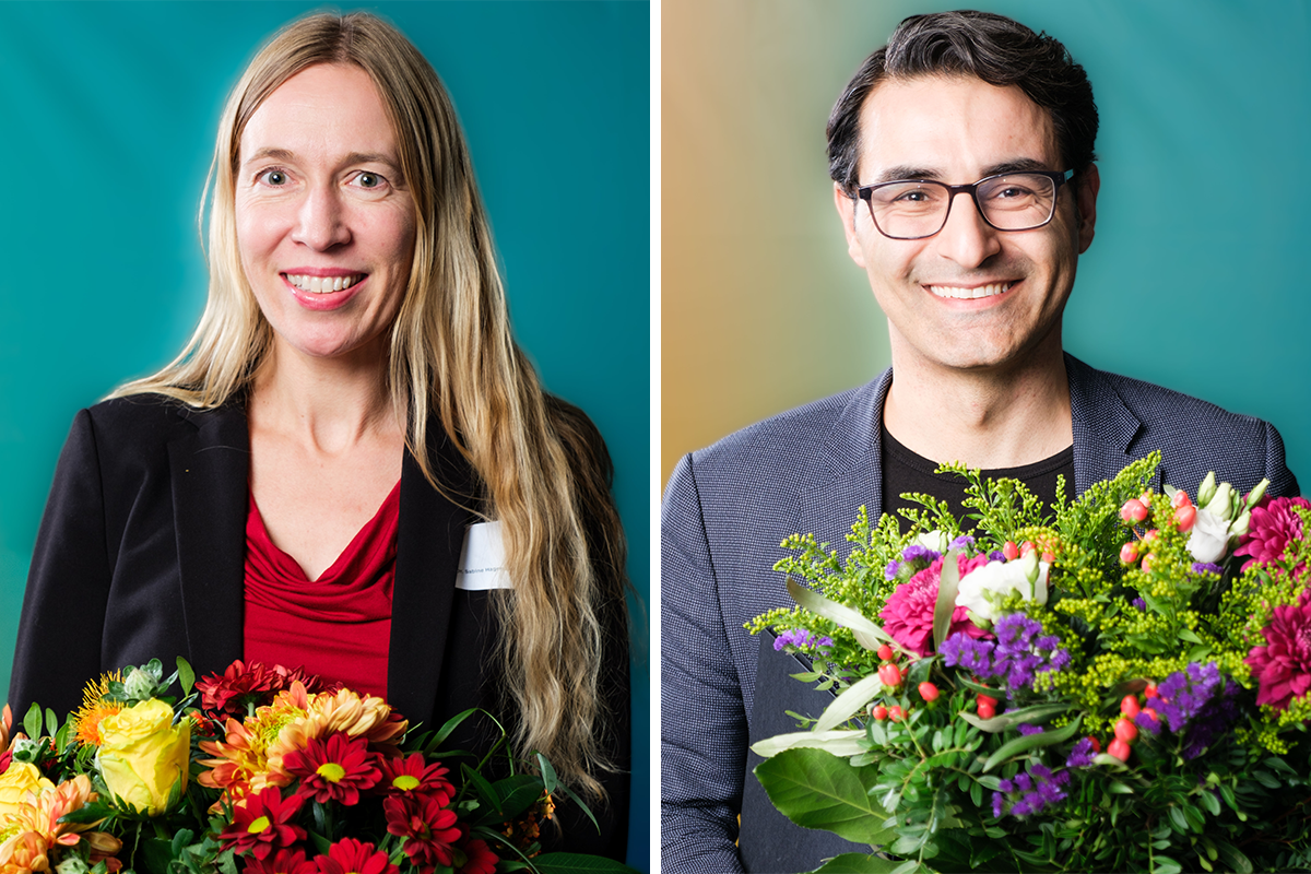 Eine Frau und ein Mann in feierlicher Kleidung mit Blumensträußen in den Händen.