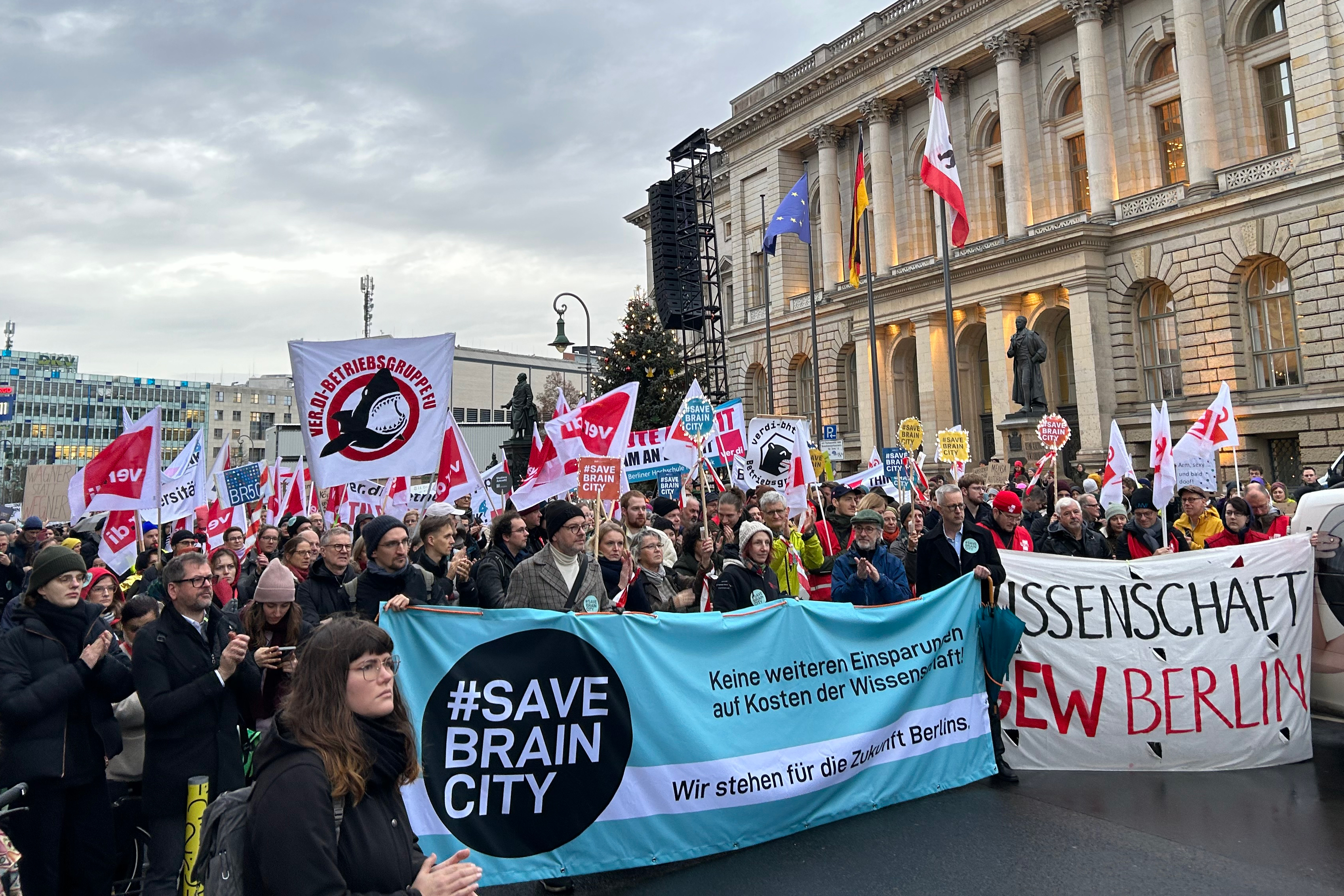 Menschenmenge mit Schildern und Transparenten vor dem Gebäude des Abgeordnetenhauses Berlin